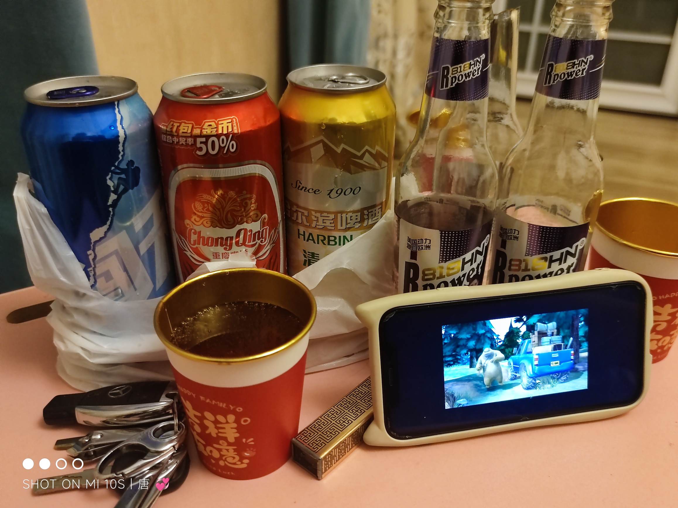 在她家里边喝酒边看熊出没